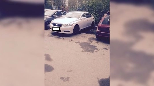 В Екатеринбурге в Пионерском поселке с дорогой иномарки сняли колеса и лючок бензобака - фото май 2015 года