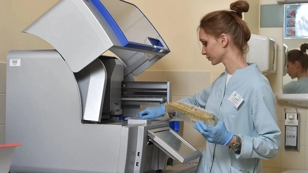 Хоккеисты «Автомобилиста» подарили оборудование детскому онкоцентру