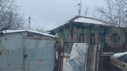 Старый дом с ямой за 26 миллионов: в Екатеринбурге продают хижину по цене коттеджа