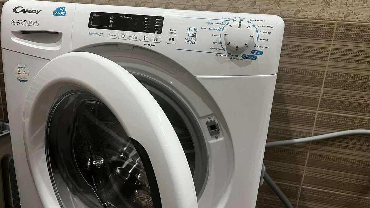 Стакан при стирке - и одежда становится белоснежной: прачка поделилась секретом, что добавляет в стиралку с порошком