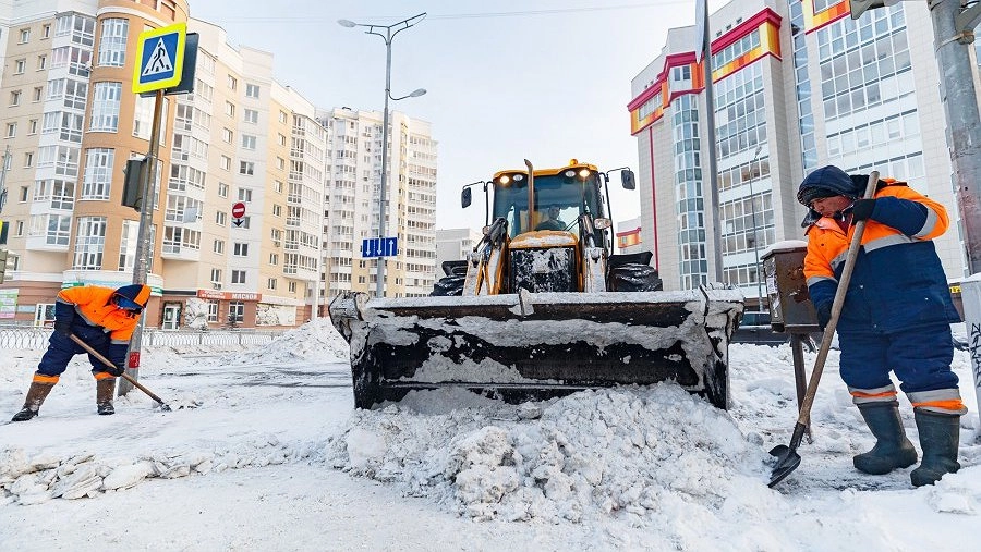 Коммунальщики Екатеринбурга вывезли за сутки 13 тысяч тонн снега, удерживая город в рабочем ритме