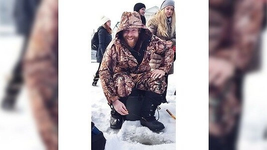 Главная картинка новости: Музыкант Алекс Клэр днем рыбачит на пруду, а вечером дает концерт в Телеклубе в Екатеринбурге - фото и видео 10 февраля 2015 года