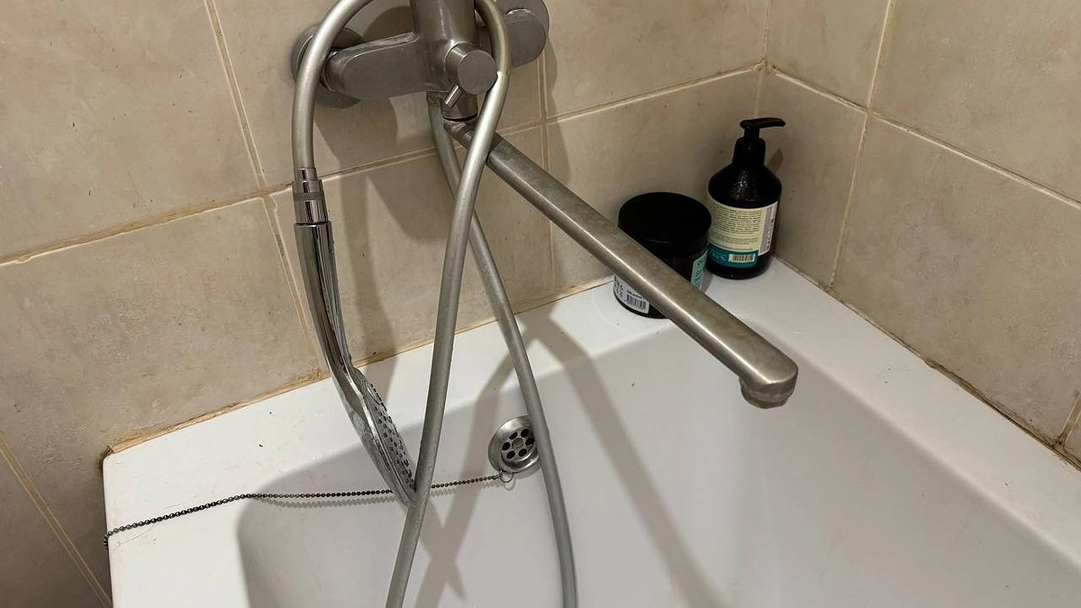 Разрезаю фрукт пополам и натираю им ванну: через пару минут забываю про налет