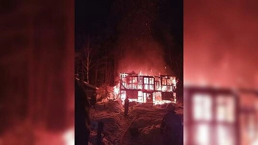 В Екатеринбурге полностью сгорел садовый дом площадью 70 кв. метров