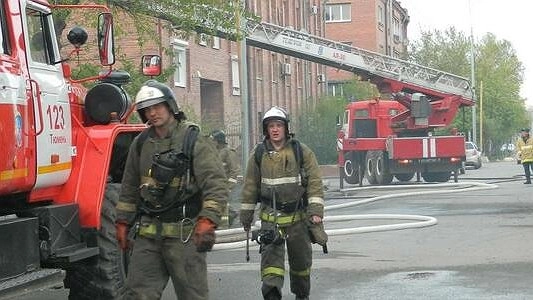 Напротив "Парк Хауса" загорелся торговый павильон с выпечкой