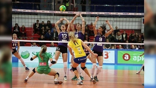 Главная картинка новости: В Екатеринбурге волейбольный клуб «Уралочка-НТМК» победил «Канн» из Франции 8 декабря 2015 года – фото