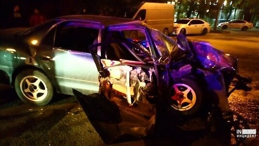 В машине нашли пивные бутылки: два парня на легковушке влетели в дерево на Уралмаше