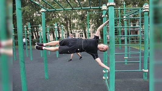 «Можно даже в брюках!»: главный воркаутер уральской столицы рассказал, как правильно заниматься на уличных тренажерах