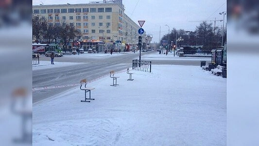 В Екатеринбурге парковку возле УрФУ заблокировали стульями