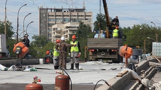 Замглавы Екатеринбурга попросил дорожников ускориться: мост на Малышева отремонтируют ко Дню города