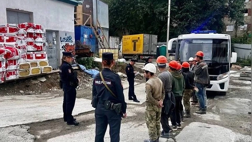 Полиция Екатеринбурга проверила 82 мигранта во время рейда на ВИЗе