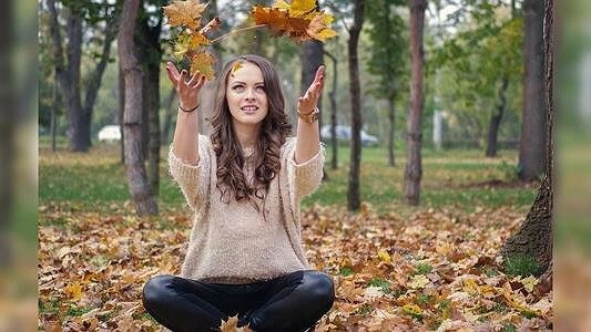 Главная картинка новости: Врачи предупредили об опасности прогулок по опавшей листве