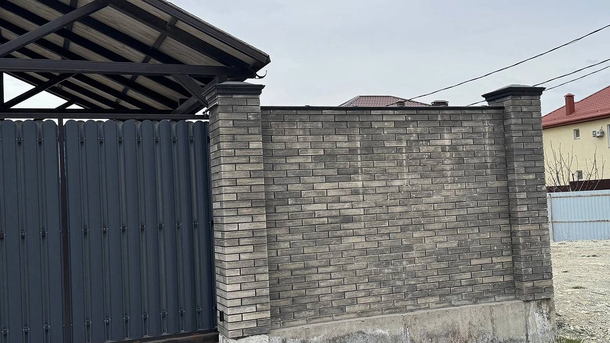 Друг поставил такой забор – и рад: самый долговечный из всех – даже ремонта не требует