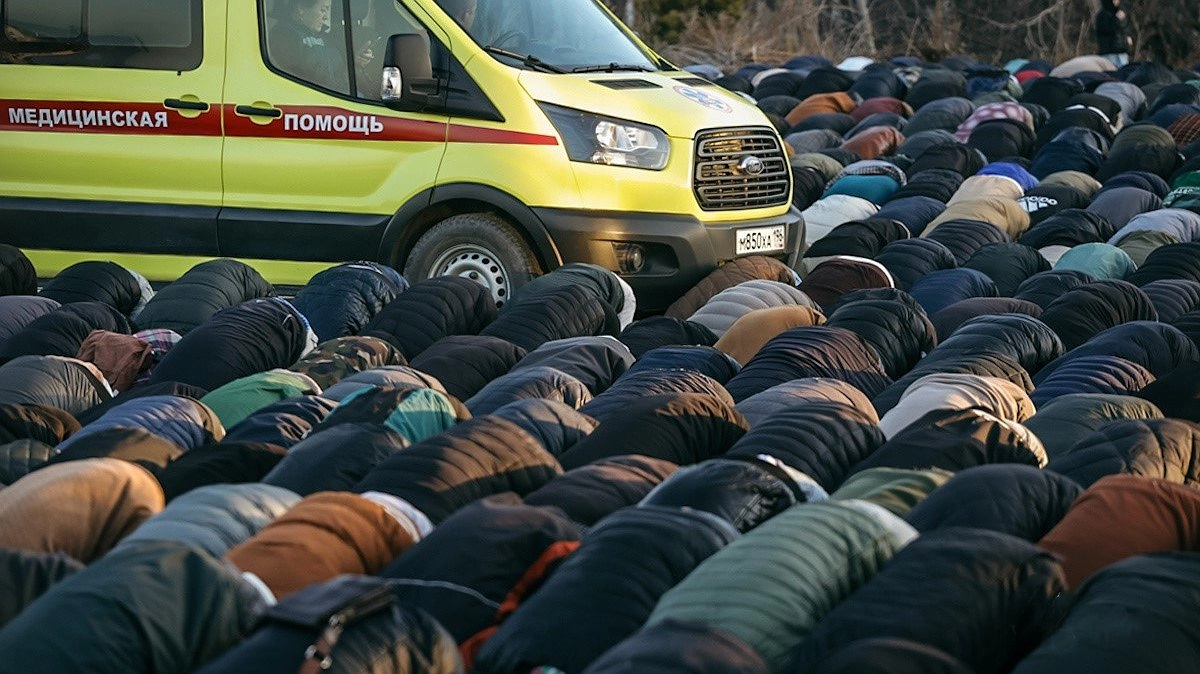 Тысячи верующих заполнили улицы Екатеринбурга в Ураза-байрам