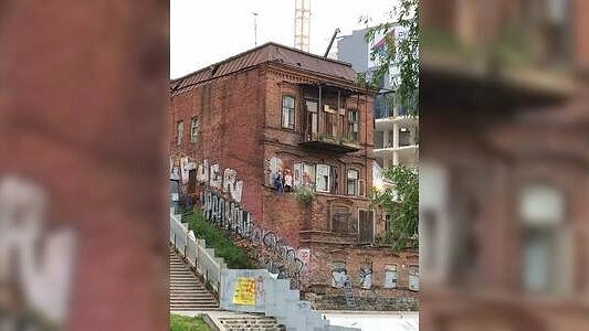 В Екатеринбурге начали демонтировать «косой дом»