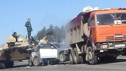 ДТП в Екатеринбурге: на ЕКАДе легковушка попала под БТР и Камаз - фото 26 мая 2015 года