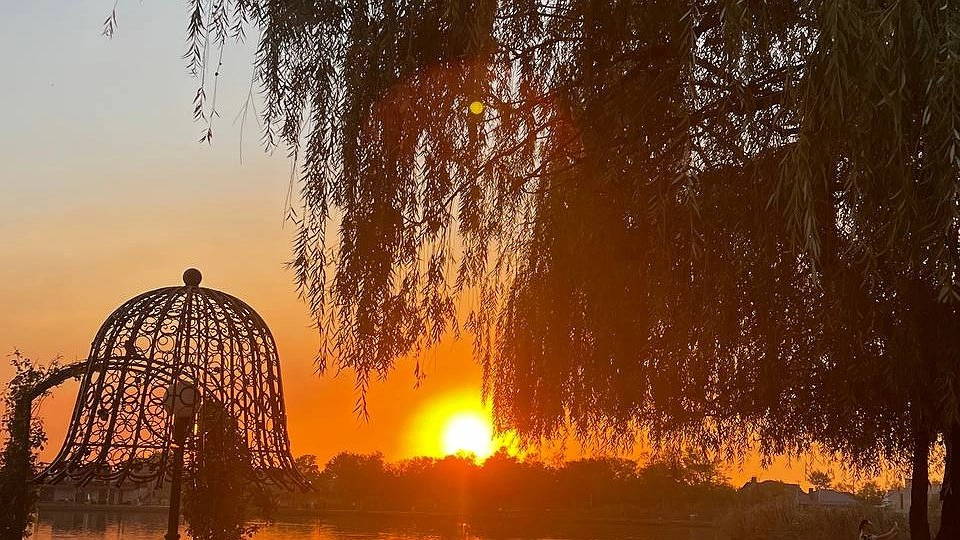 Побьет все рекорды: на Россию надвигается адская жара до +38 градусов. Синоптики рассказали о сумасшедшем месяце