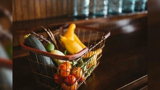 Главная картинка новости: Осторожно, просрочка! Эксперт рассказал, как правильно выбирать продукты