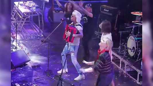 Главная картинка новости: Участник шоу «Дом-2» приехал в Екатеринбург на чемпионат частушек - апрель 2015 год