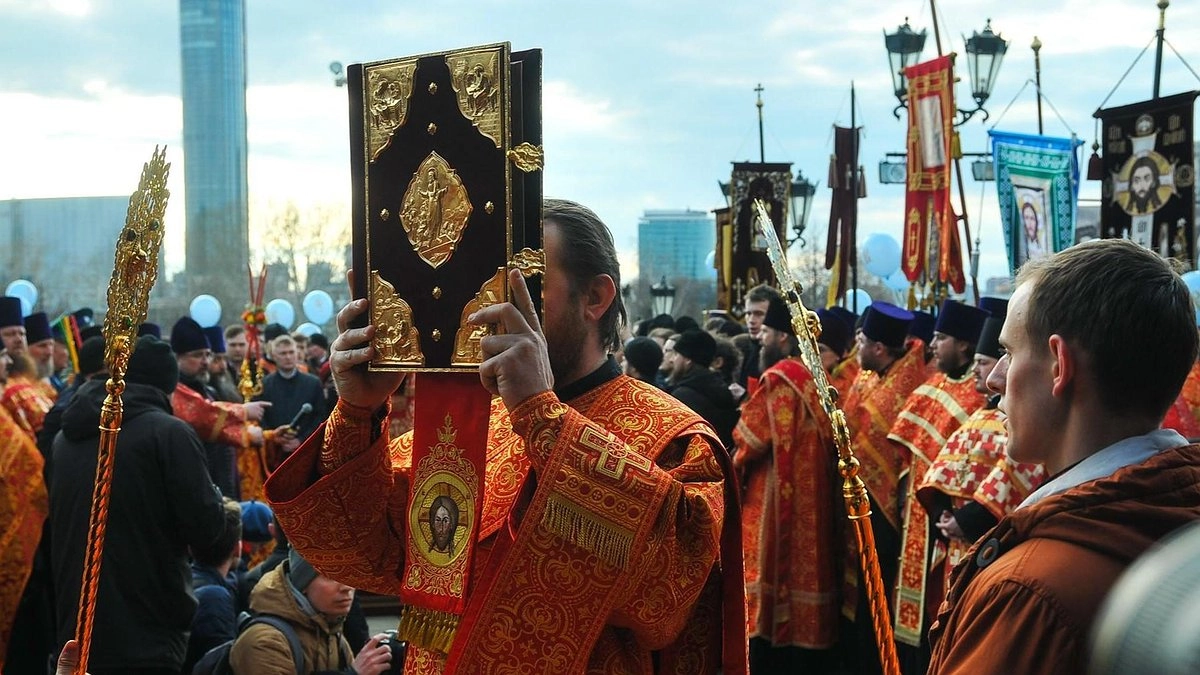Дорожные ограничения в Екатеринбурге 4 ноября: какие улицы перекроют из-за Крестного хода