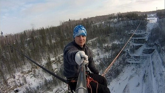 Главная картинка новости: Екатеринбургский экстремал прошел по стропе над карьером «Старая линза» - фото 23 февраля 2015 года