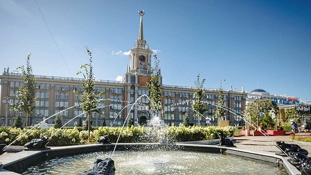 Мэр Екатеринбурга предложил оставить сад вместо парковки на площади 1905 года