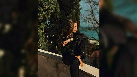 "Даже Бузову слушать приятнее": фанаты раскритиковали дебютный клип уральской красавицы Дарьи Клюкиной