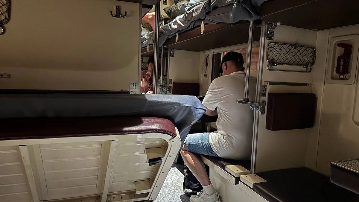 Пассажир с нижней полки не разрешил мне положить вещи под его место — у кого по закону больше прав