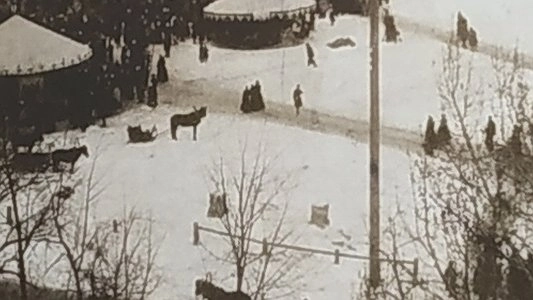 Гулянья на Городском пруду и маскарады во Дворце пионеров: как в Екатеринбурге праздновали Новый год