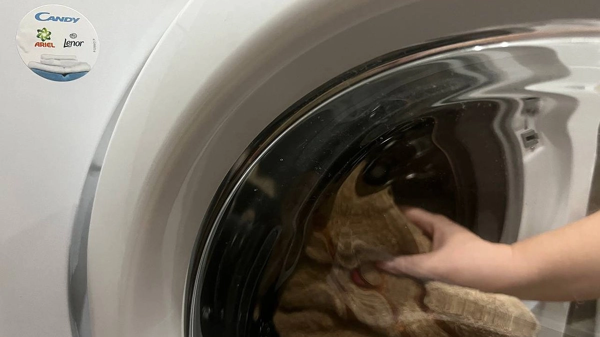 Главная картинка новости: 1 пакетик в барабан – и даже затасканные тряпки станут белее снега: как отстирать полотенца легко и без усилий