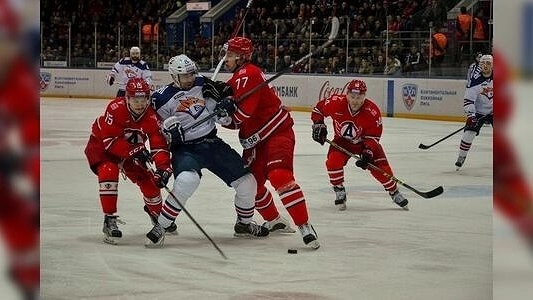 Главная картинка новости: В Екатеринбурге хоккеисты «Автомобилиста» уступили магнитогорскому «Металлургу» в серии буллитов – 18 февраля 2016 года фото видео