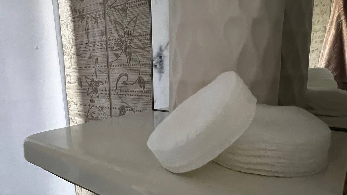 Смочите тампон, и 2 раза обработайте подмышки – блокирует запах пота на весь день