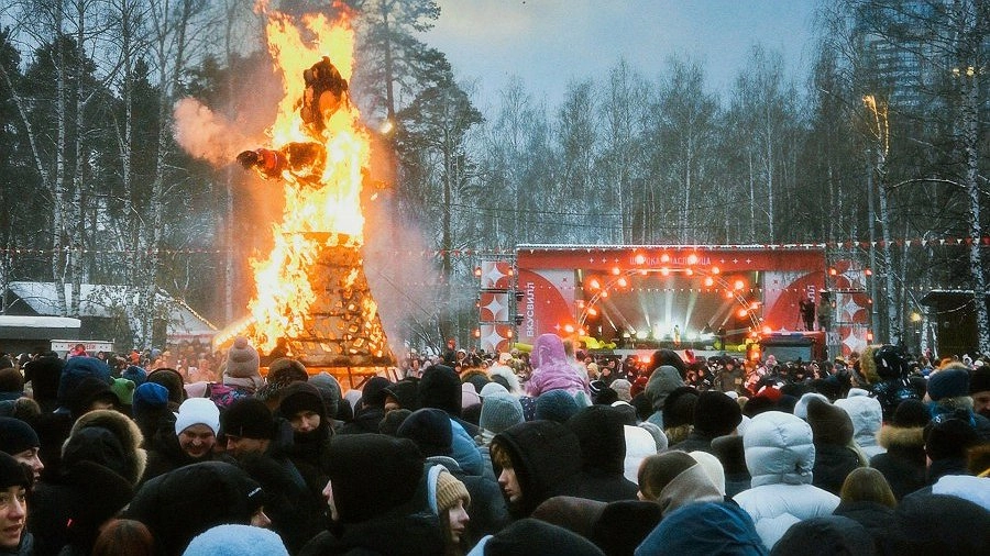 Главная картинка новости: Более 50 тысяч екатеринбуржцев отметили Масленицу в парках Маяковского и «Уралмаш»