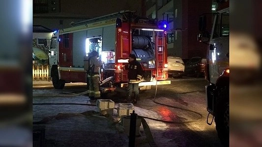 Главная картинка новости: На улицу вывели 32 человека: в Екатеринбурге вспыхнула квартира в 16-этажном доме