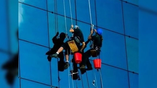 Главная картинка новости: Востребованность услуг промышленных альпинистов