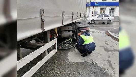 В Первоуральске грузовик сбил мальчика, который переходил дорогу с велосипедом