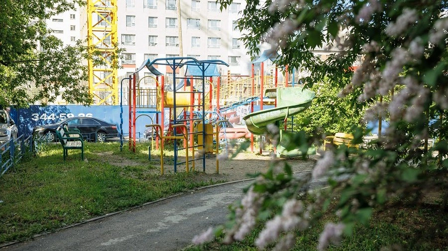 В Екатеринбурге по нацпроекту благоустраивают шесть дворов: один уже почти готов