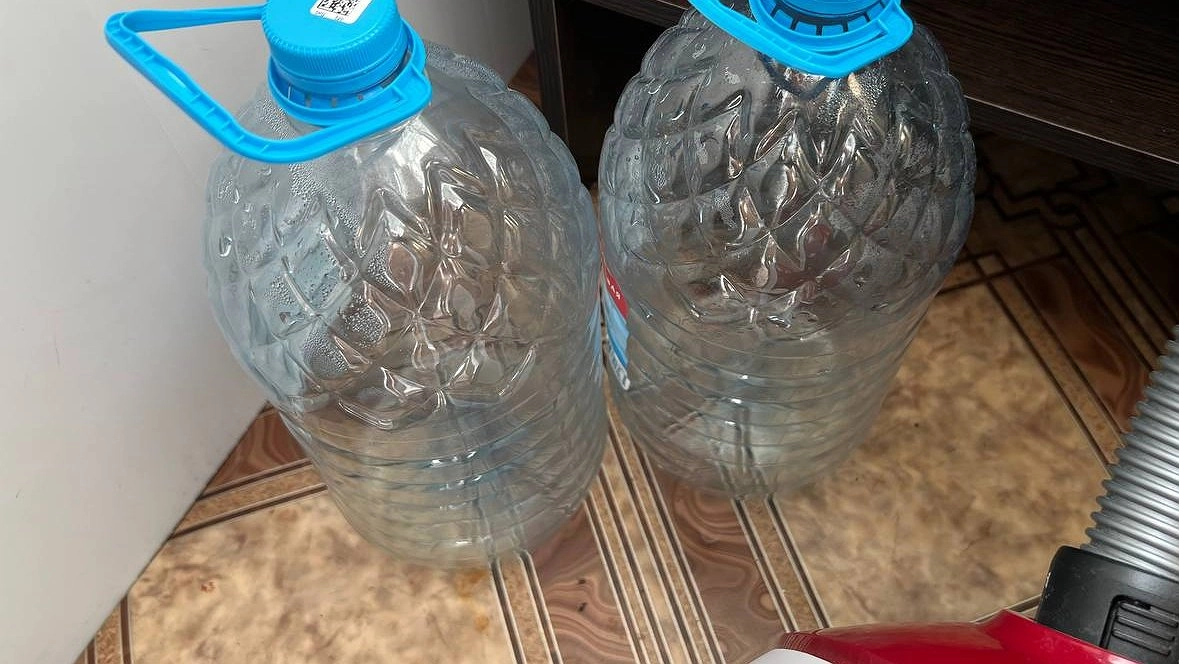 Главная картинка новости: Беру 2 бутылки и плачу за воду вдвое меньше — простой способ для тех, у кого счетчики