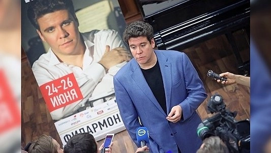 Главная картинка новости: «Я очень темпераментный болельщик»: пианист и посол ЧМ Денис Мацуев посетил Екатеринбург
