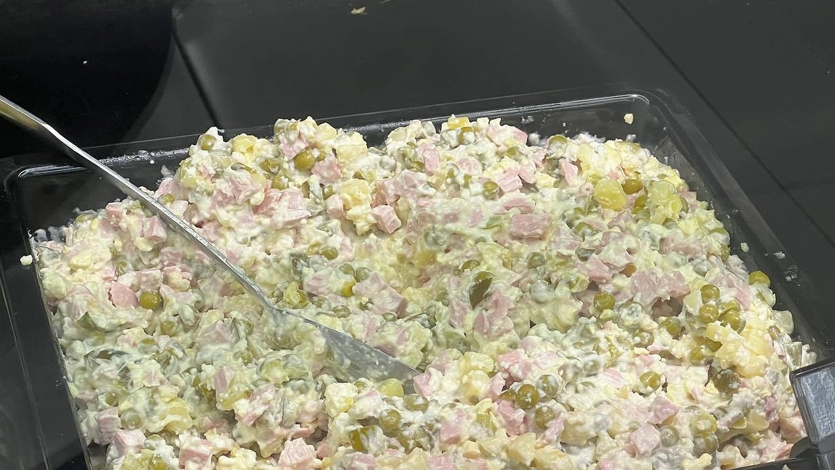 Праздничный салат «Нежный краб» — свежий взгляд на привычное новогоднее блюдо