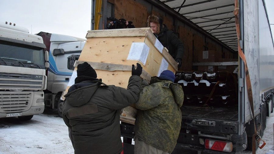 Свердловская область отправила в ДНР особый груз: 2000 новогодних подарков для детей и стройматериалы для бойцов СВО