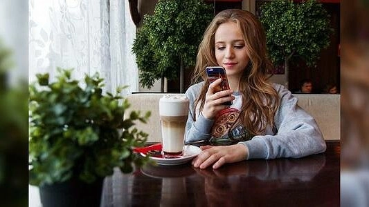 Главная картинка новости: Свет от экранов смартфонов и ноутбуков негативно влияет на кожу и приводит к ее старению