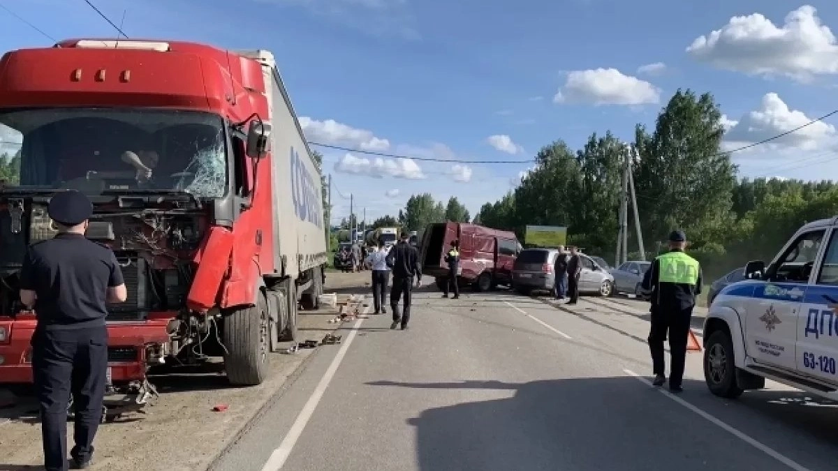 Два человека погибли в массовом ДТП на трассе под Екатеринбургом