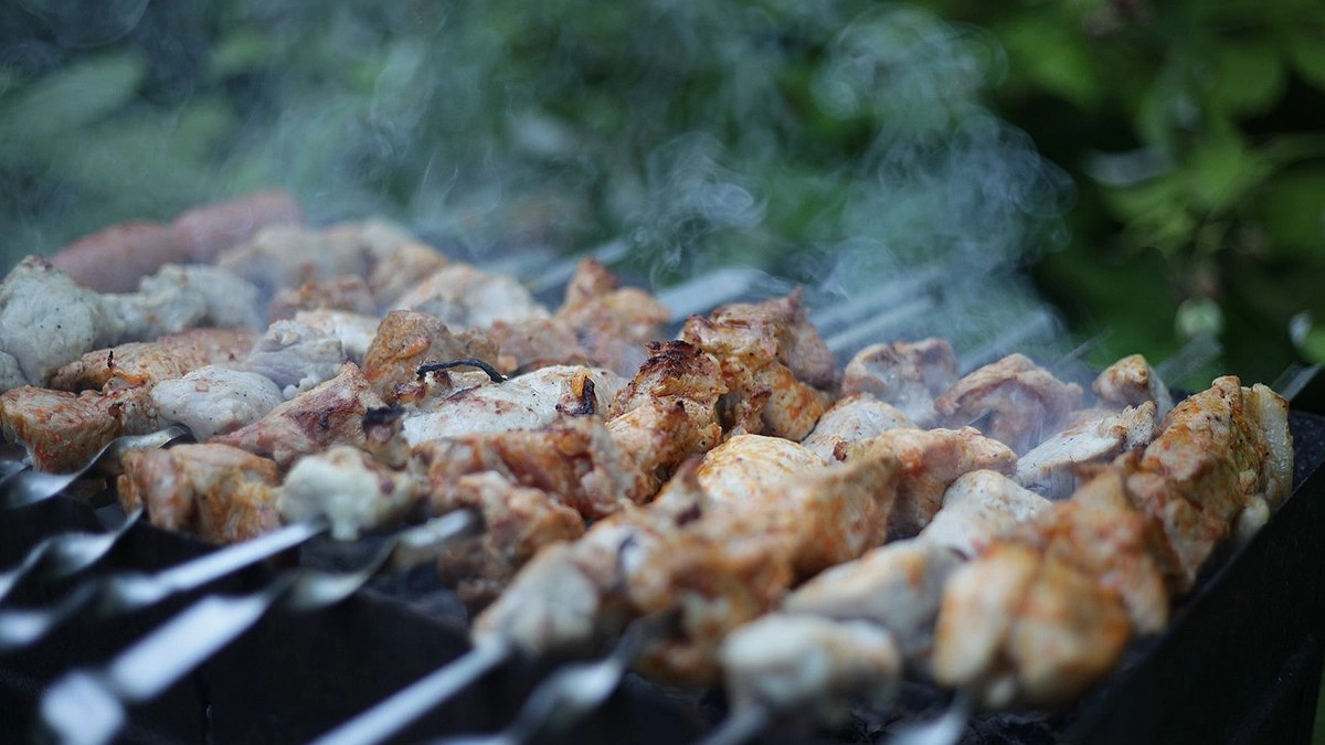 Главная картинка новости: Устанете раздавать секрет: настоящий рецепт шашлыка, которым угощал гостей Сталин