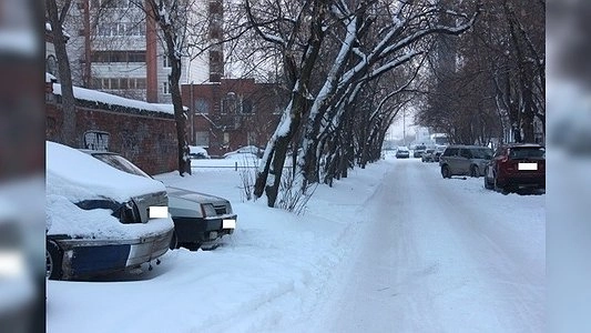 Сколько «стоит» парковка на газонах в Екатеринбурге и законна ли она?