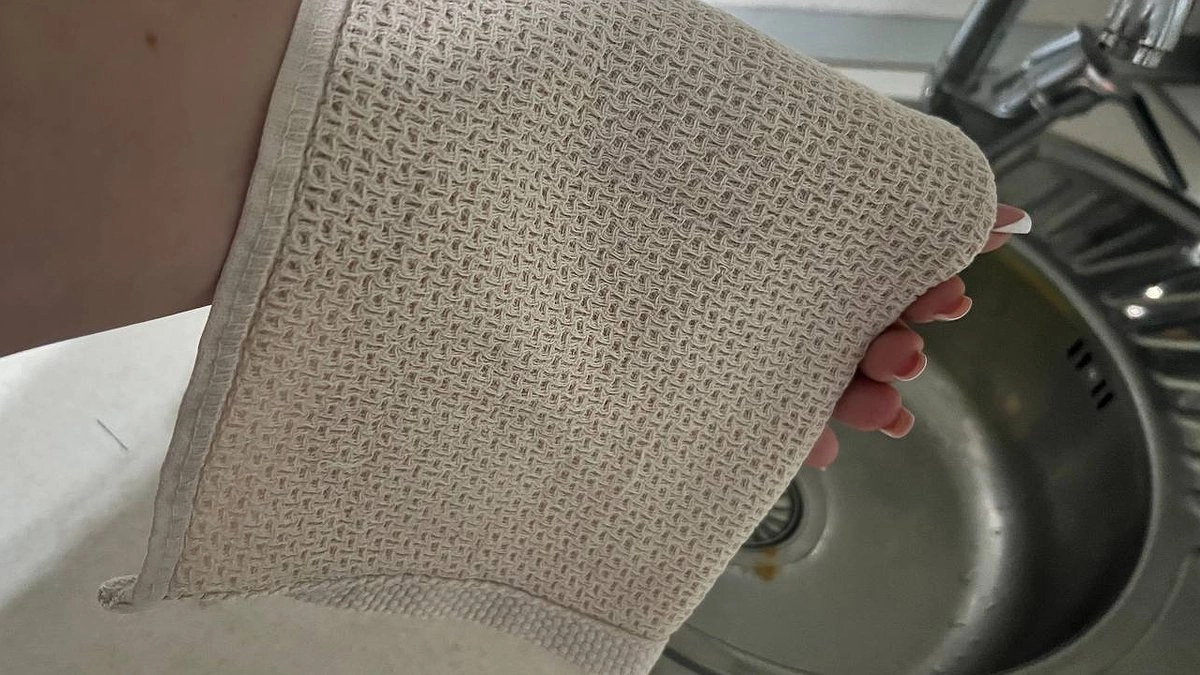 Главная картинка новости: 1 ложка на таз — и кухонные полотенца с прихватками будут чище новых: никаких жирных пятен