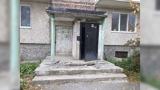 В Североуральске на подростка рухнул козырек подъезда