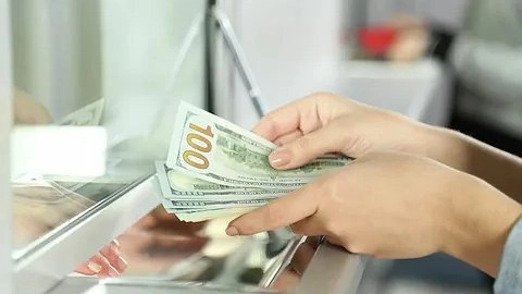 Как правильно покупать валюту перед отпуском: курс рубля, лимиты в банках и нужен ли паспорт