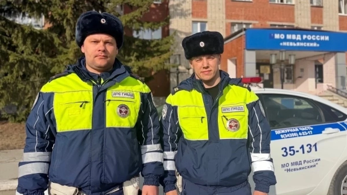 Свердловские автоинспекторы спасли ребёнка с удушьем по дороге в больницу