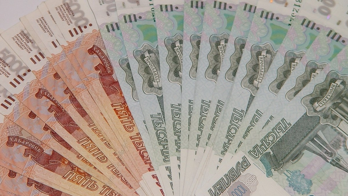 Мэр Екатеринбурга увеличил зарплаты сотрудников муниципальных учреждений. Кому и на сколько?